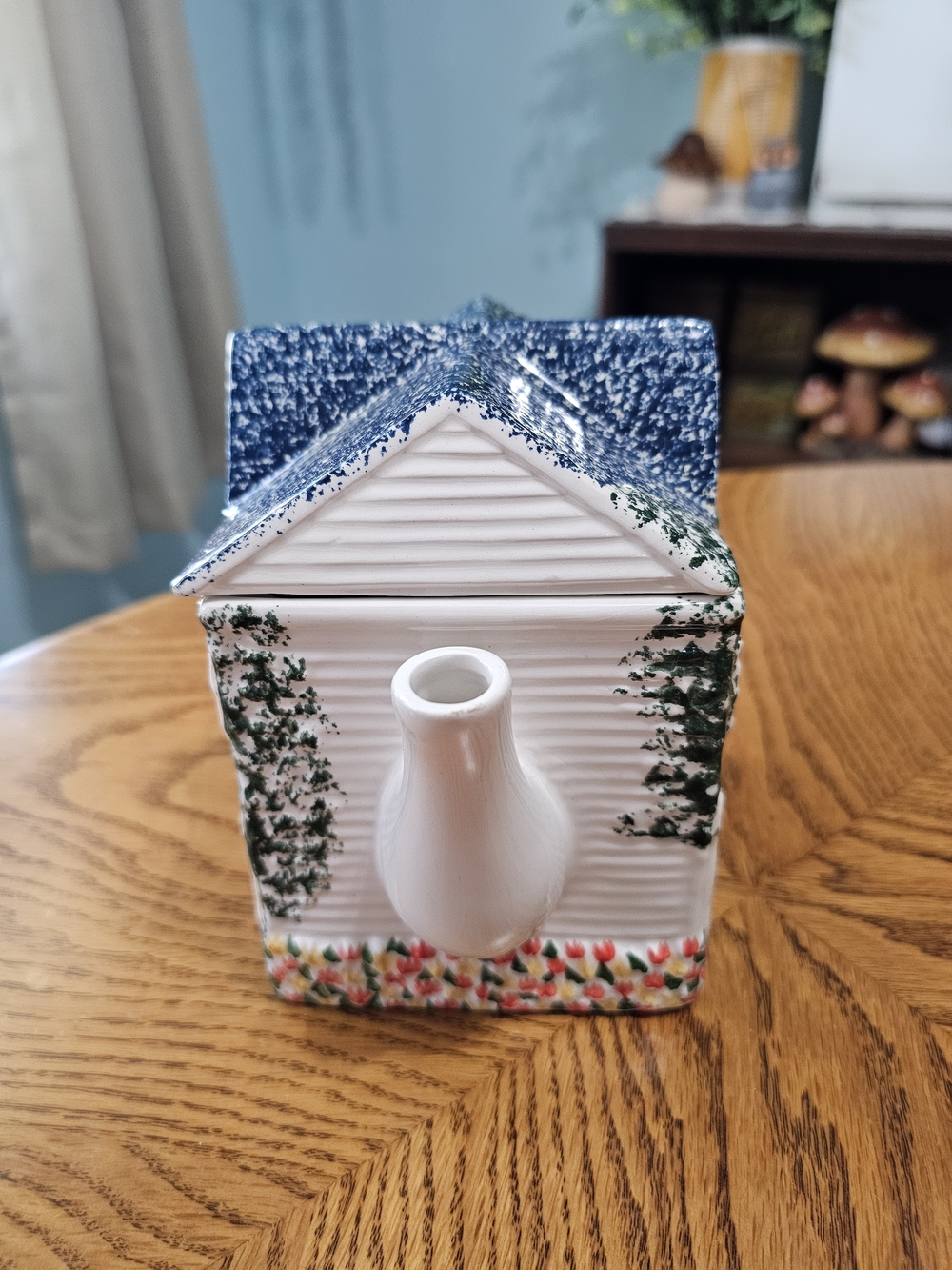 Vintage Ceramic Inspirado Honeymoon Hotel Blue Roof Flowers Cottagecore Teapot - Picture 4 of 10